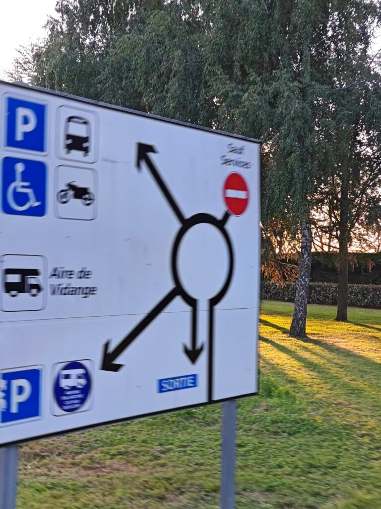 Rotatoria con indicazioni area camper Disneyland Paris