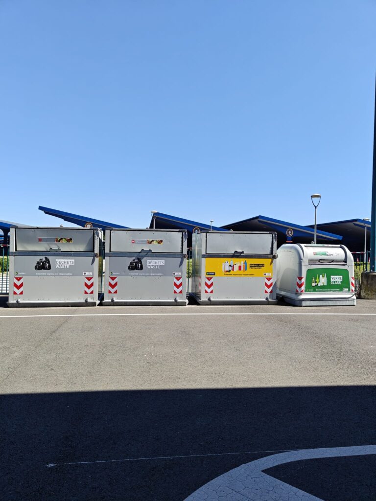 Raccolta differenziata nel parcheggio Disneyland Paris